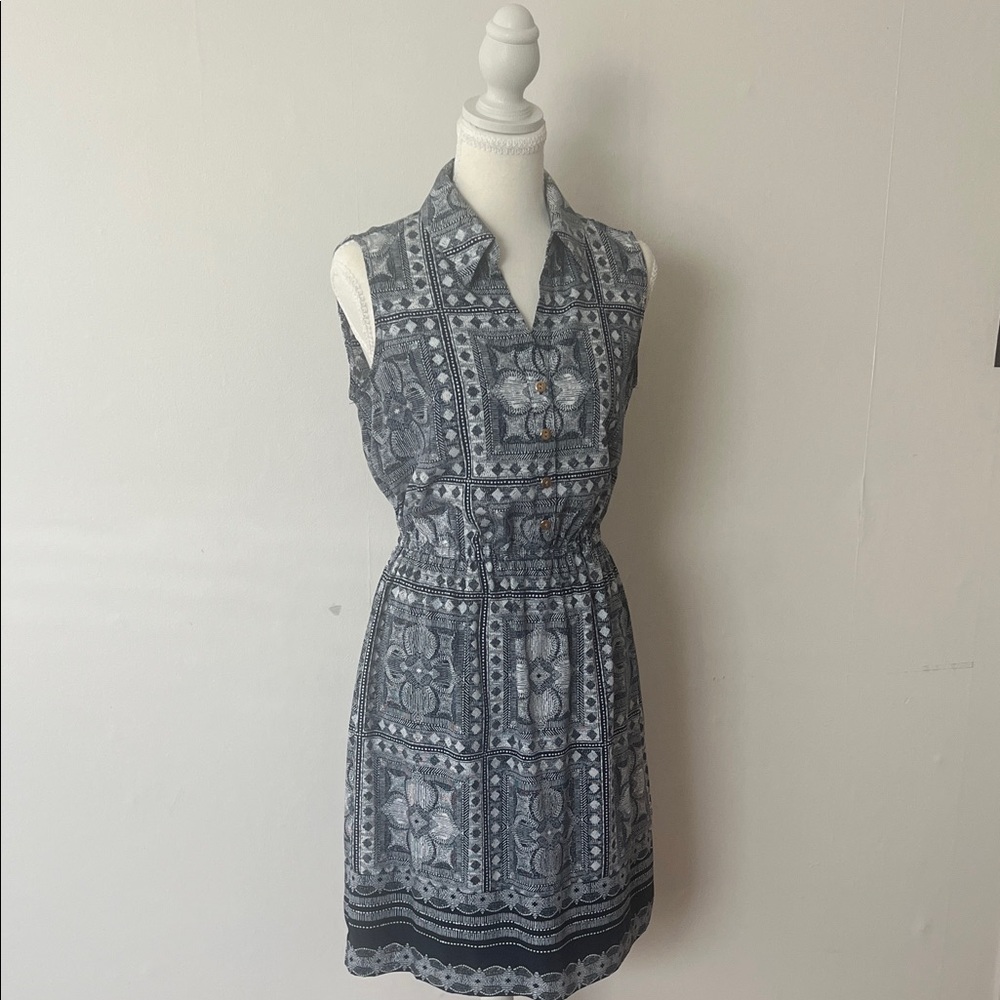 Alfani Sleeveless Patterned knee length Dress in Blue and White. Womens Size 4.